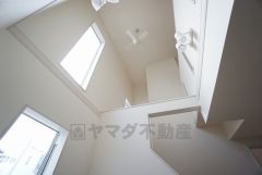 吹抜を設けたLDK横のマルチスキップは、天井が高く開放感たっぷり。窓から降り注ぐ陽光が家全体を明るく包み込みます。