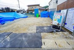 駐車スペースはゆとりある4台分を確保。（車種による）マイカー用に、お客さま用に、余裕を持ってご利用いただけます。