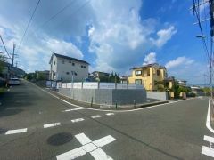 前面道路は6.2ｍ～8ｍと広く、駐車がスムーズにできます＾＾