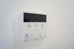 キッチン横からお湯張り、追い炊き、足し湯がボタン一つで楽々操作できる給湯機リモコンです＾＾忙しい夕飯の準備の時間帯に重宝しますね。