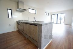 対面式カウンターキッチンでお子様の様子が見守れます。カウンタートップは耐熱性に優れており、日ごろのお掃除もふき取るだけでＯＫ。ステンレスシンクも簡単にお掃除できますよ。