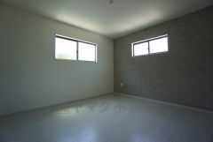 デザインクロスが2階洋室の雰囲気を上品に仕上げています。いつもと違う雰囲気のお部屋をお楽しみください。
