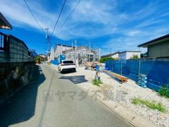 前面道路は西側約4ｍ。交通量が少ないため小さなお子様がいるご家庭でも安心に過ごせます＾＾