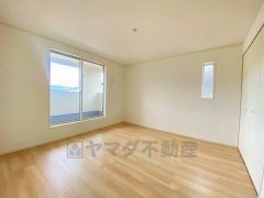 2面採光を確保した明るい室内は、風通しも良く、大変居心地の良い空間となっております。爽やかな風を感じて起きる朝は、快適生活の始まりに。