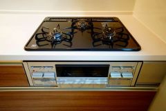 お手入れのしやすいIHクッキングヒーターです。 3口コンロなので、効率よくお料理が楽しめます。毎日のお料理も楽しくなりますね＾＾