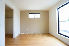 住む人のこだわりを活かす洋室＾＾日当たりがよく、寝室としての利用もおすすめ。広めのクローゼットもあり荷物もすっきり片付けれ、ゆとりのある暮らしが出来ます＾＾