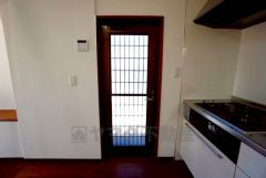 生ごみの仮置きに重宝する勝手口付きのキッチン＾＾　生ごみの臭いに悩まされることがなくなりますね。