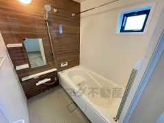 1日の疲れを癒すくつろぎのバスルーム。足を伸ばしてもゆったりと入れるサイズです。お子様と一緒にお風呂に入っても狭くないですね^^