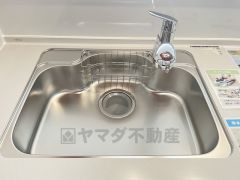 広々としたステンレスシンクには、洗剤やスポンジを収納出来るラック付き。広さも確保しているので、大きなお鍋も洗いやすいです。