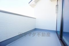 同仕様写真。南側に面したバルコニーは日当たり良好です。お洗濯物も気持ちよく干せそうです。