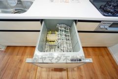 家事の時間が短縮できる食器洗浄乾燥機付。後片付けもラクラクです。 食器を洗う手間が減るので家族とのコミュニケーションの時間や自分の時間が増えますね。