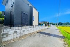 前面道路は私道南西側3.4ｍ。交通量が少なく安心して駐車出来ます＾＾