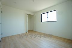 同仕様写真。木目調のシンプルデザインで落ち着きと安らぎの空間に仕上げています。各部屋に収納が完備されているので、お荷物が多くなっても安心の設計です。