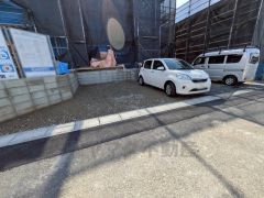 カースペースは停めやすい並列駐車2台付き。