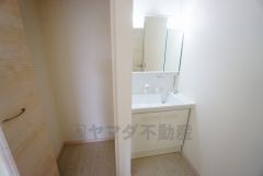 同仕様写真三面鏡つき洗面台。収納も一体型になっているので、ドライヤーやヘアアイロンの置き場に困りませんね。