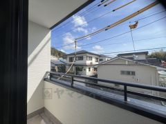 お洗濯物を干すスペースとしても十分な広さがあります。  お天気の良い日はお洗濯物がよく乾きそうな日当たり良好のバルコニーです＾＾