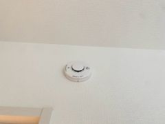 火災による煙や熱を感知して、警報音やブザー等で火災の発生を知らせてくれる火災警報器標準装備。