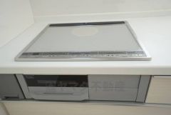 お手入れのしやすいIHクッキングヒーターです。 3口コンロなので、効率よくお料理が楽しめます。毎日のお料理も楽しくなりますね＾＾