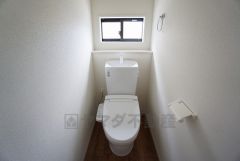 ウォシュレット付トイレです。節水機能もあるので、安心して使えますね。もちろん、1階2階の2ヶ所にトイレがあるので、忙しい朝にもゆとりができますね。