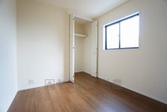 木目調のシンプルデザインで落ち着きと安らぎの空間に仕上げています。各部屋に収納が完備されているので、お荷物が多くなっても安心の設計です。