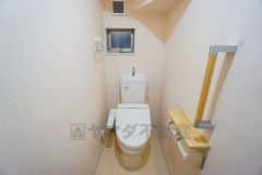 温水洗浄機付トイレです。節水機能もあるので、安心して使えますね。もちろん、1階2階の2ヶ所にトイレがあるので、忙しい朝にもゆとりができますね。