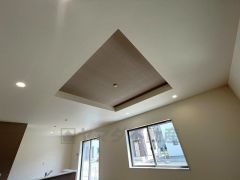 LDK上部はお洒落な折り上げ天井になっています＾＾