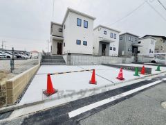 カースペースは停めやすい並列駐車2台付き。
