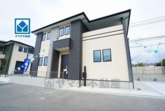 イオン福岡まで車で約6分（1.9ｋｍ）ショッピングや映画鑑賞などで楽しめます＾＾西鉄バス片峰新橋停徒歩3分＾＾並列駐車2台＾＾