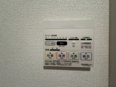 雨の日の洗濯も安心できる浴室暖房乾燥機付き浴室。リモコンで操作もボタン1つで簡単。 浴室暖房乾燥機には、暖房、乾燥、涼風、換気の4つの機能が付いています。タイマー付きです。