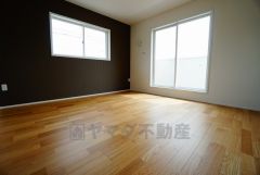 同仕様写真。住む人のこだわりを活かす洋室＾＾日当たりがよく、寝室としての利用もおすすめ。広めのクローゼットもあり荷物もすっきり片付けれ、ゆとりのある暮らしが出来ます＾＾