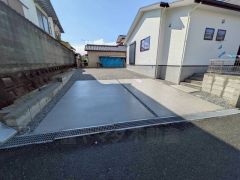 敷地面積広々71坪。 カースペースは停めやすい並列駐車4台付き。自転車やバイクなども置ける広さです。