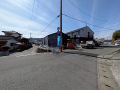 前面道路は公道南東約4.34ｍ、北東約6.10ｍ。車の通行がほとんどなく小さなお子様がいるご家庭でも安心して過ごせます＾＾