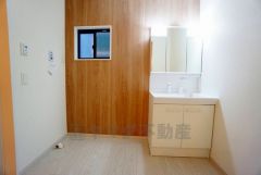 三面鏡つき洗面台。収納も一体型になっているので、ドライヤーやヘアアイロンの置き場に困りませんね。