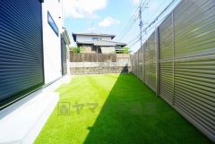 駐車スペースとは別にお庭もついております。広さも十分あるので、ガーデニングやBBQなど楽しみの増えるお庭です＾＾