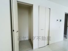 食品や飲料、調理器具を収納できるパントリー付き。週末に買いだめした食料を楽々収納できます。