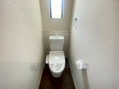 ウォシュレット付トイレです。節水機能もあるので、安心して使えますね。