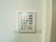 浴室暖房乾燥機には、暖房、乾燥、涼風、換気の4つの機能が付いています。タイマー付きです。