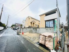 大型車の通行がほとんどなく、騒音や振動が少ないので静かで快適な生活を送れます。 