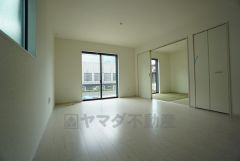 夏は強い日差しをカット、冬は暖かな遮熱高断熱型Low-Eガラスを採用。夏の強い日差しを約60%カットし、冷房効果を高めます。紫外線もカットするため紫外線による日焼けも抑制。