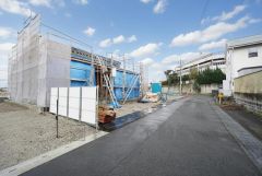 前面道路は南西側約5.04ｍ、南東側約6.07ｍ。前面道路は車通りも少なく、安全性も確保。