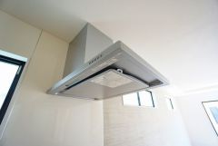 調理により発生する油煙や臭いを吸い込み、屋外へ排気してくれます。