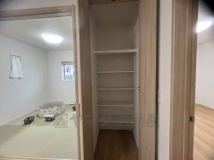 キッチン横パントリー収納。食器やキッチン用品、食料品の保存に便利です＾＾高さのある物もスッキリ収納できます＾＾