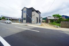 前面道路は西側約8.6ｍ。車の離合がスムーズで余裕を持って駐車出来ます＾＾ 福岡ICまで車で約20分。（6.4ｋｍ）おでかけに便利。