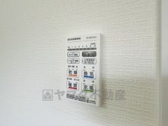 雨の日の洗濯も安心できる浴室暖房乾燥機付き浴室。リモコンで操作もボタン1つで簡単。