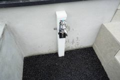 あると便利な外水栓。庭や駐車場まわりの掃除、洗車、アウトドア用品の洗浄が家の中を汚さずに行え、日常の手間を大幅に減らせる便利な設備です。