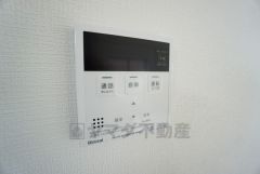 キッチン横からお湯張り、追い炊き、足し湯がボタン一つで楽々操作できる給湯機リモコンです＾＾忙しい夕飯の準備の時間帯に重宝しますね。