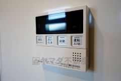 キッチン横からお湯張り、追い炊き、足し湯がボタン一つで楽々操作できる給湯機リモコンです＾＾忙しい夕飯の準備の時間帯に重宝しますね。