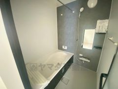 1坪サイズの浴室は、足をのばしてリラックスできます。浴室乾燥機付きなので、雨の日も気にせず洗濯物が干せます。