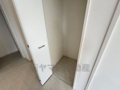 キッチン横収納。