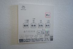 浴室暖房乾燥機には、暖房、乾燥、涼風、換気の4つの機能が付いています。タイマー付きです。